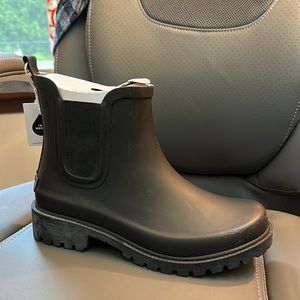 Lucky Brand Reigndrop rain boots. Size 8. NWT IN BOX!!